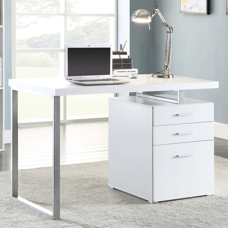 Bureau rectangulaire blanc 3 places avec une finition élégante et une fonctionnalité pratique. Tiroirs spacieux et contemporains pour un environnement de bureau ordonné.