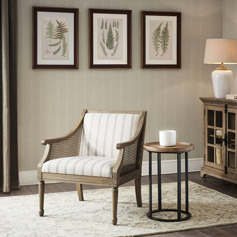 Fauteuil beige avec pieds en bois massif, coussin en mousse, sangles de canne, dossier rembourré de style moderne, accents