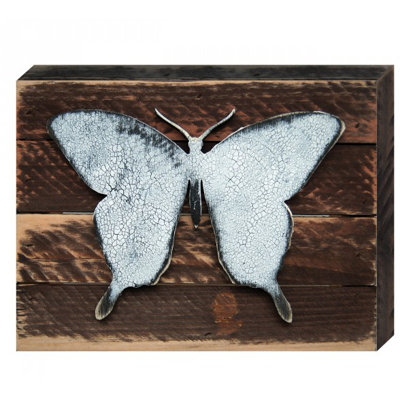 Décoration murale papillon sur planche de bois récupérée