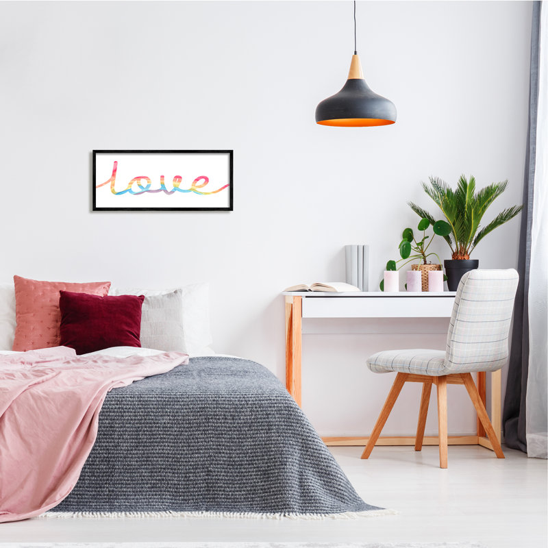 «Simplistic Rainbow Love», typographie cursive sur blanc, estampe numérique encadrée par Daphne Polselli, H 24 po x l 10 po