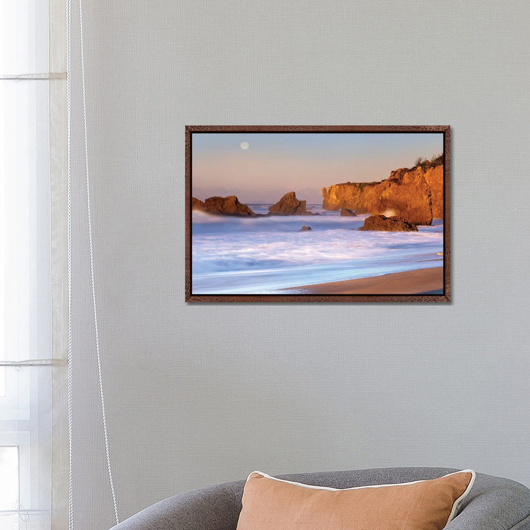 Schornsteine und Vollmond am El Matador Beach, Kalifornien