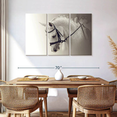 Cheval de dressage blanc