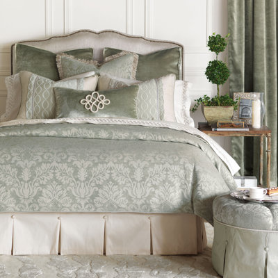 Lourde Duvet Cover