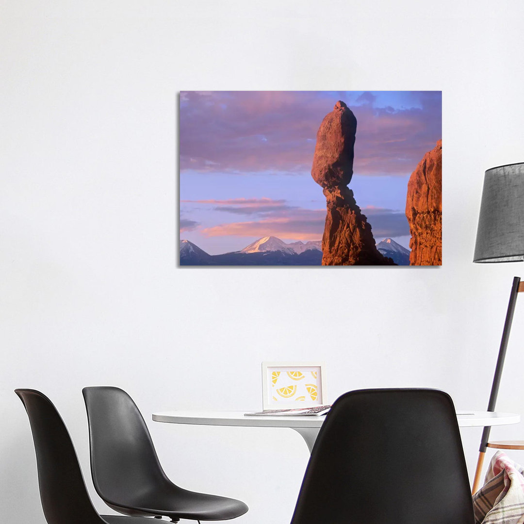 La Sal Mountains und Balanced Rock, Arches National Park, Utah von Tim Fitzharris - Galerie-verpackte Leinwand Giclée au...