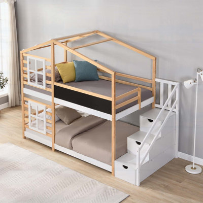 Lit simple superposé simple avec toit, fenêtres, tableau noir et échelle de rangement, idéal pour les chambres d'enfants et les aires de jeux
