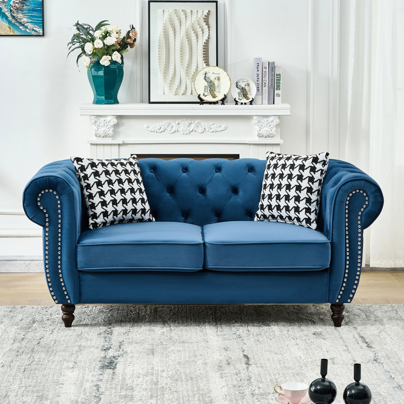 Canapé 2 places 165 cm avec revêtement en velours bleu, accoudoirs arrondis, clous décoratifs, design moderne du milieu du siècle, structure en pin massif, assise mi-ferme, ressorts et mousse haute densité, idéal pour le bureau.
