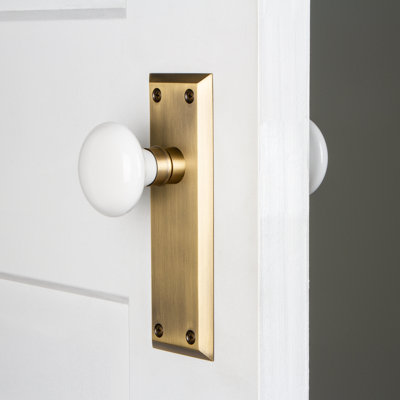 New York Plate with White Porcelain Door Knob