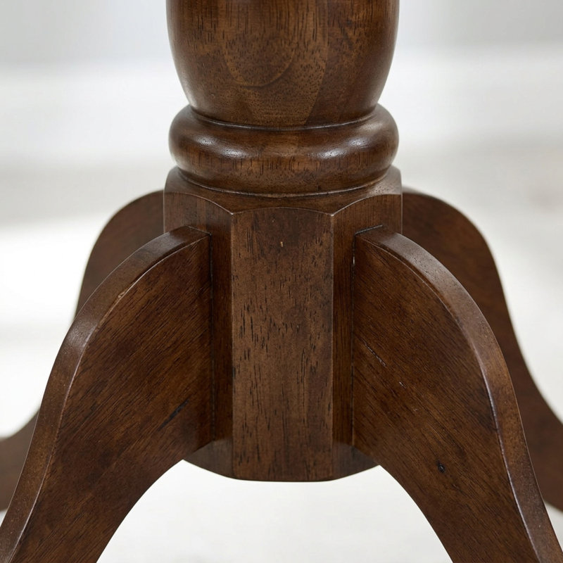 Ensemble table et chaises de salle à manger rondes en acajou, avec piètement double et dossier en X.