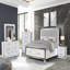 Commode à tiroirs en marbre avec panneaux latéraux à DEL et garniture métallique pour une organisation spacieuse et élégante de la chambre à coucher