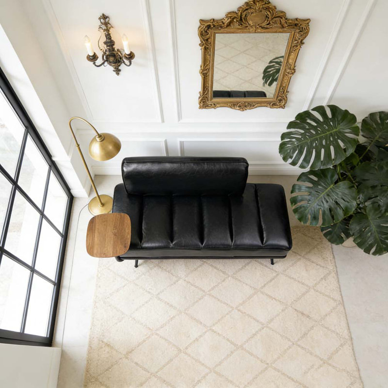 Banc de bout moderne de 55 po de large avec revêtement en similicuir et table d'appoint, Noir