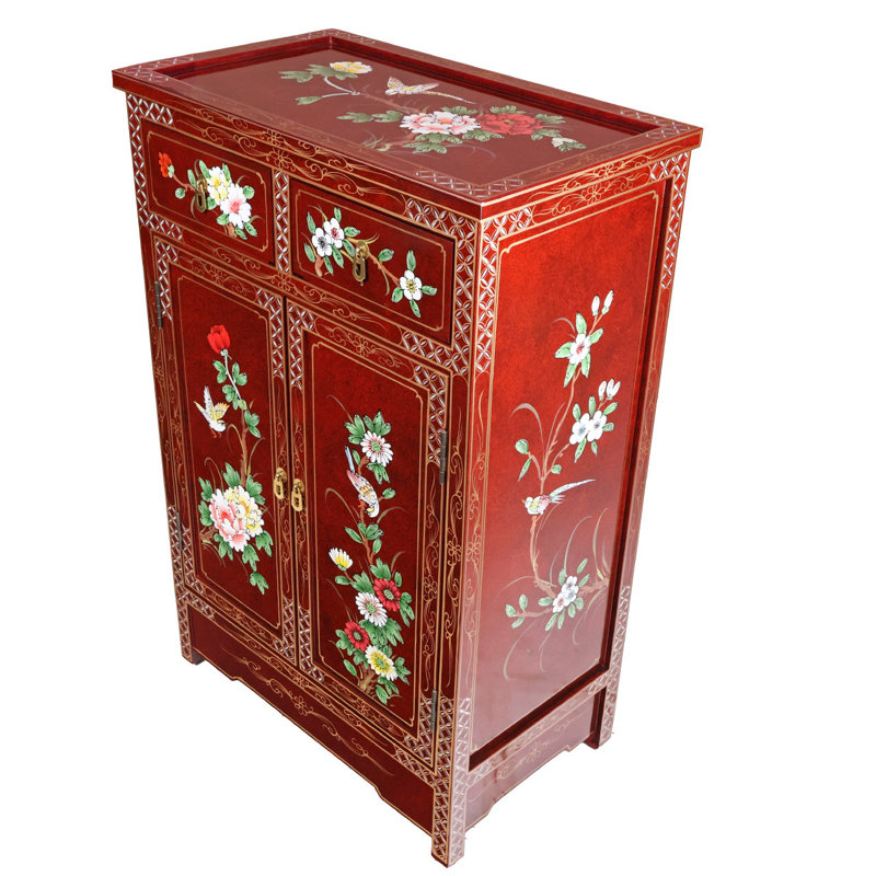  Armoire rouge avec des fleurs peintes à la main