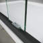 Porte coulissante en verre trempé durable, finition noir mat, style de salle de bain moderne, expérience de douche en douceur