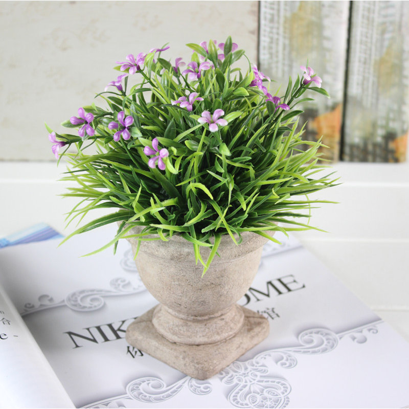 Mini arrangement de gazon artificiel et de fleurs