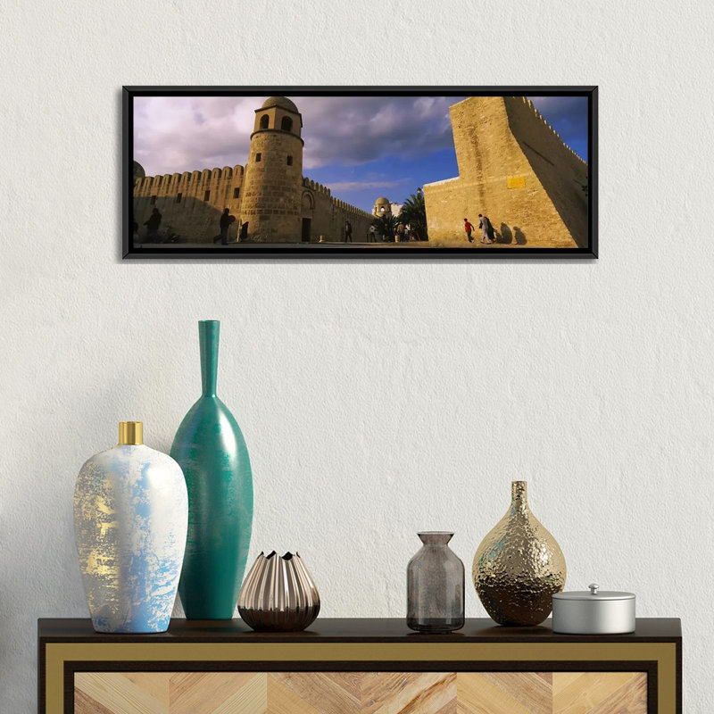 Groupe de personnes à une mosquée, Grande Mosquée, Médina, Sousse, Tunisie par Panoramic Images - Reproduction de giclée sur toile tendue avec châssis