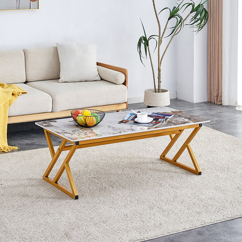 Table basse avec motif de marbre lisse sur la surface, table de salon