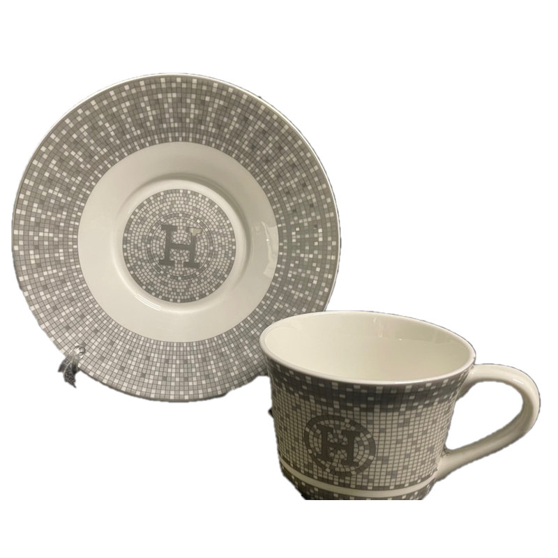 Tasse et soucoupe en porcelaine tendre