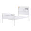 Lit simple blanc avec structure moderne en métal et panneau de tête de lit élégant
