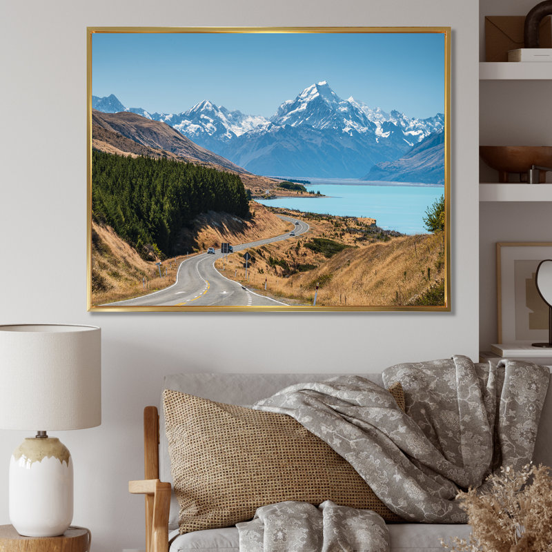Adventure Road In Alaska sur impression sur toile, H 24 po x l 32 po x P 1 po, Cadre flottant doré