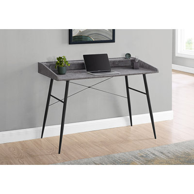 Bureau d'ordinateur moderne avec huche, tablettes de rangement et structure en métal robuste pour des espaces de travail à domicile efficaces.