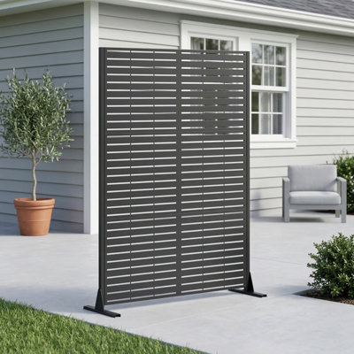Écran d'intimité en métal autoportant pour une utilisation à l'extérieur; mesure 72 pouces de hauteur par 46 pouces de largeur; comporte des panneaux de clôture décoratifs en métal avec une base stable; Cloison portable adaptée aux patios, aux terrasses, aux balcons, aux cours et aux jardins.