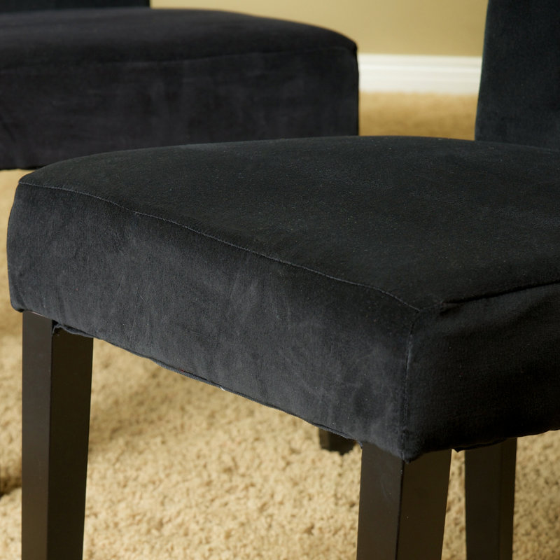 Élégantes chaises de salle à manger capitonnées et évasées avec revêtement en velours pour le confort et le style, parfaites pour les salles à manger modernes.