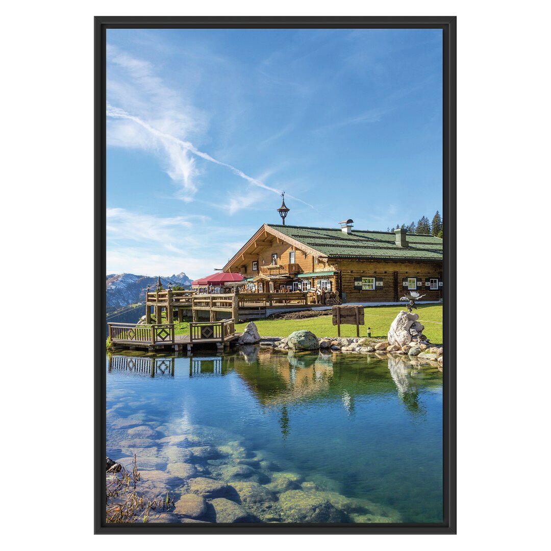 Gerahmtes Wandbild Schönes Holzhaus in den Alpen