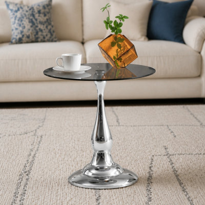 Petite table d'appoint en métal, petite table d'appoint ronde argentée moderne avec un plateau en verre mesurant environ 19,6 pouces de diamètre. Idéal pour une utilisation à côté d'un lit ou d'un canapé, dans les salons, les chambres à coucher, les patios, etc.