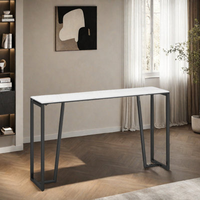 Une table de bar luxueuse et très luxueuse