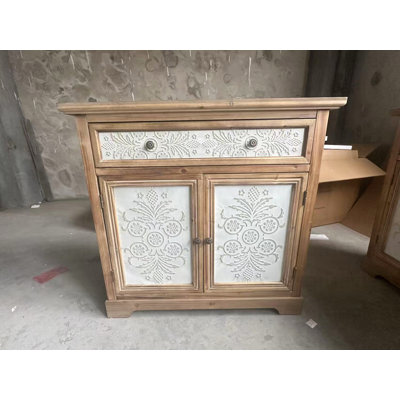 Armoire rustique vintage avec panneaux floraux sculptés, buffet en bois vieilli avec tiroir et portes doubles, armoire de rangement de style campagnard pour le salon, le vestibule ou la chambre à coucher