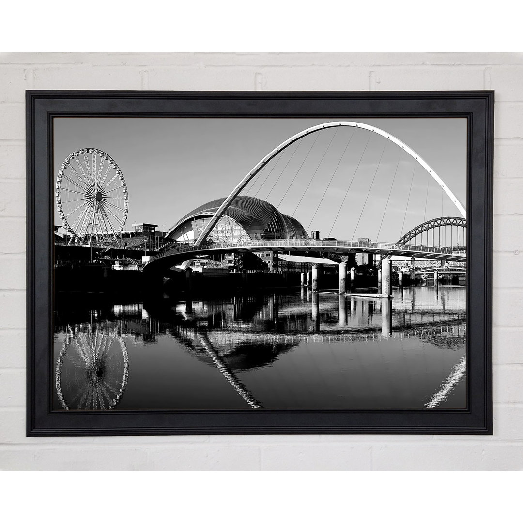 The City Of Fun Newcastle B N W - Einzelne Bilderrahmen Kunstdrucke