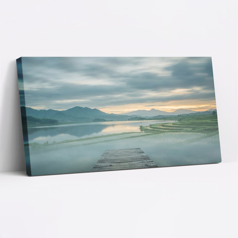 Ensemble de 1 tableau sur toile tendue représentant un paysage de lac et de montagne, H 24 po x l 48 po