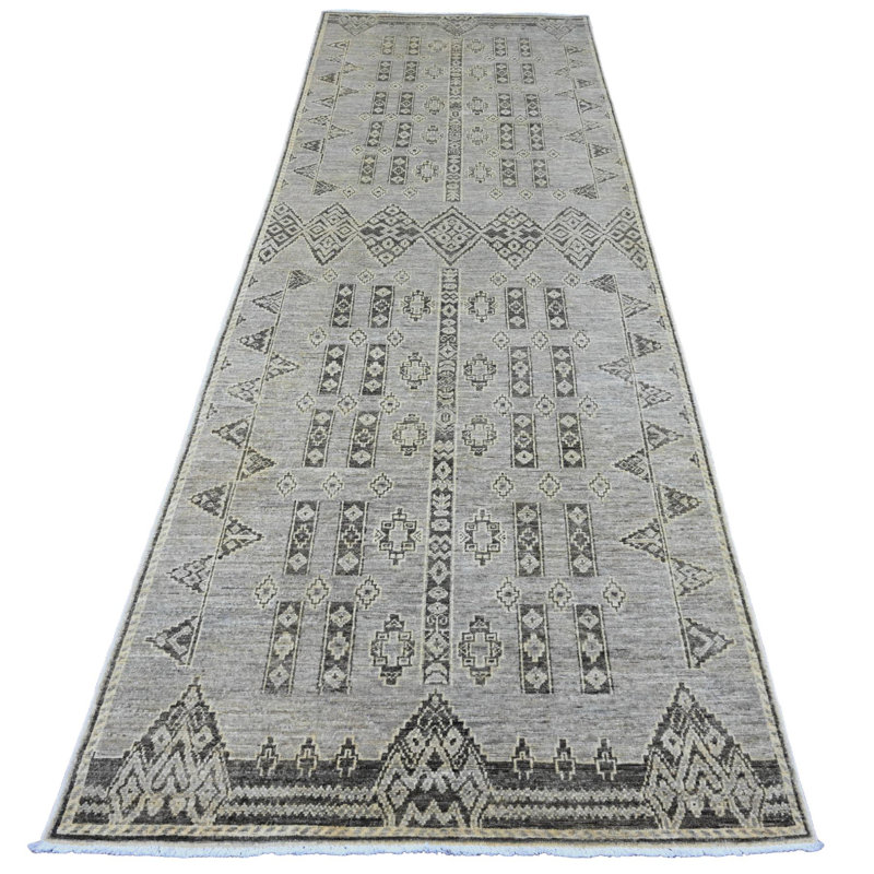 Tapis gris moyen 4 pi x 11 pi 9 po, motif géométrique complexe, influence berbère, tissage dense, laine de haute montagne, tapis oriental noué à la main