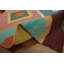 Le tapis lumineux et dynamique Kilim 8 x 10 rehausse n'importe quel style de pièce