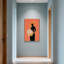 Plantes et fleurs, silhouette de femme tenant un bouquet sur fond orange
