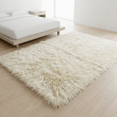 Magnifiques tapis grecs Flokati. Long poil de laine organique de 3,5 po. Tapis naturel en laine blanc cassé.