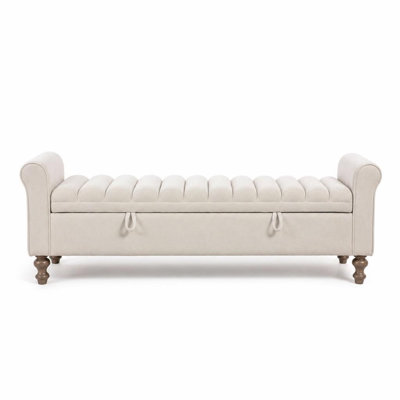 Banc de rangement moderne et large, entièrement rembourré, avec accoudoirs arrondis ; repose-pieds de lit en tissu doux au toucher, avec pieds en bois d'hévéa ; compartiment de rangement spacieux et dissimulé.