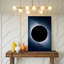 Toile Une éclipse solaire totale capturée contre un ciel noir profond avec une silhouette sombre parfaitement ronde d'art sur toile-667969899
