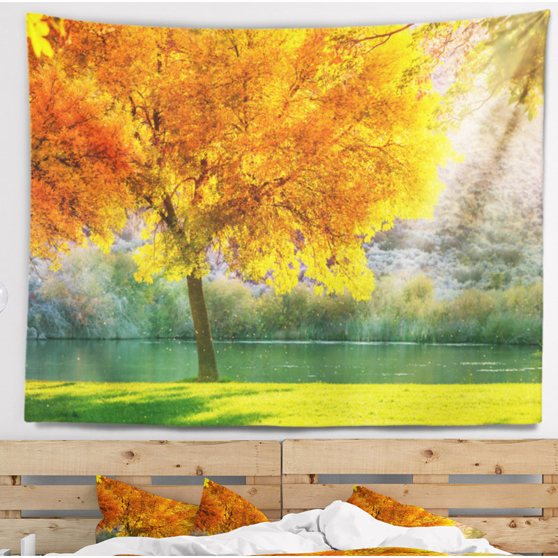 Magnifique saison d’automne en tapisserie forest, H 78 po x l 92 po