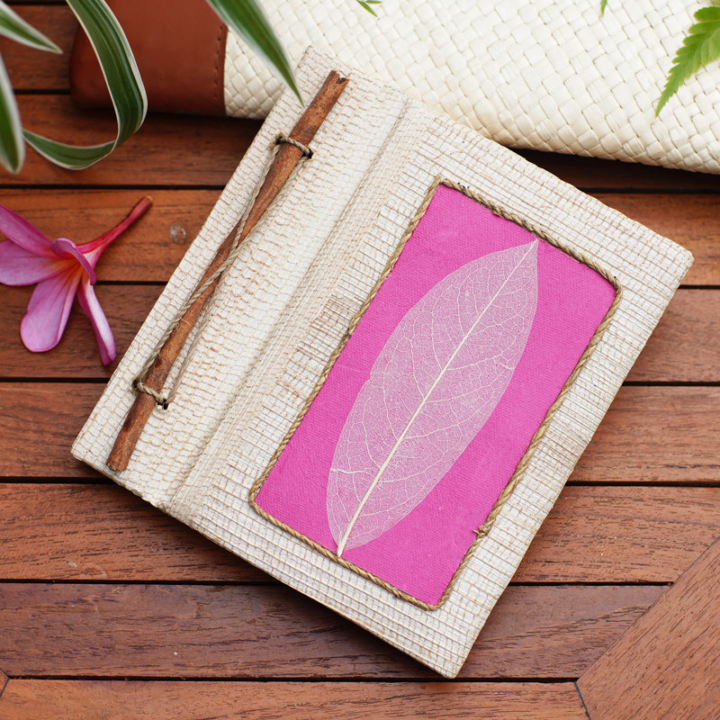 Feuille journal en fibre naturelle Novica, Rose