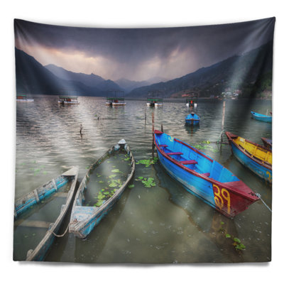 Bateaux près de la tapisserie du lac Pokhara