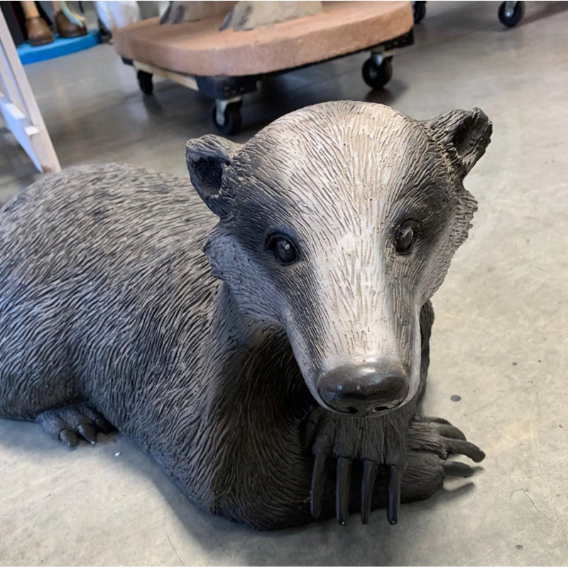 Badger portant une statue grandeur nature