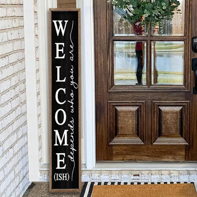 Panneau de bienvenue «Welcome-ish», blanc bois | Grande maison de ferme extérieure encadrée en bois verticale et amusante