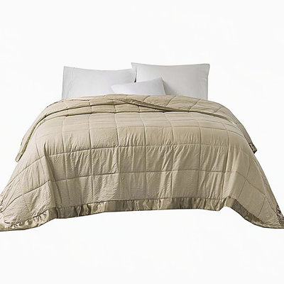 Très grande couverture en duvet synthétique avec garniture en satin taupe très grand