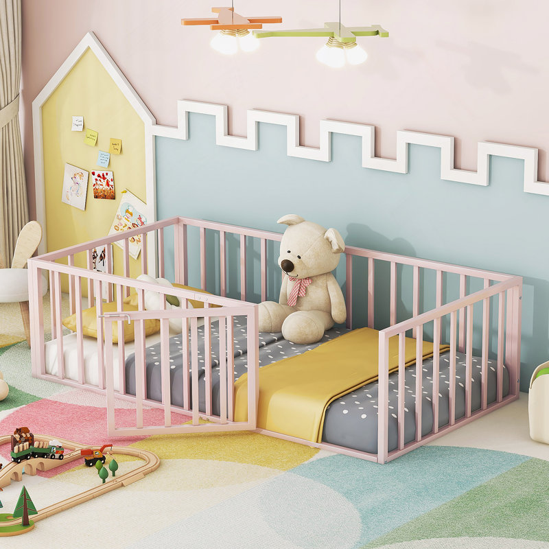 Structure de lit polyvalente en métal avec clôture et porte ouverte, idéale pour les chambres d'enfants et divers styles de décoration intérieure