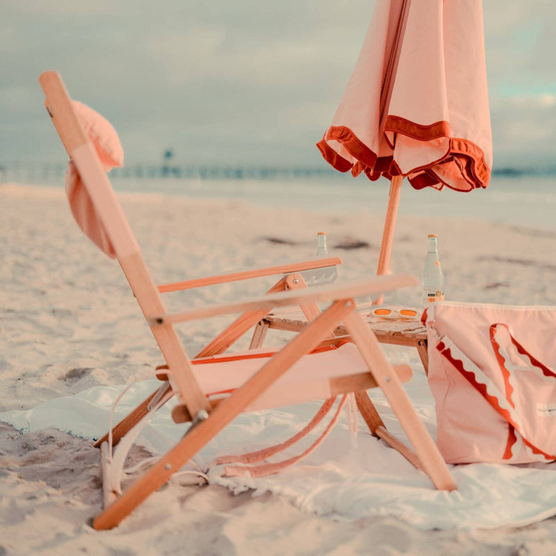 Tommy Chair, Rivie White