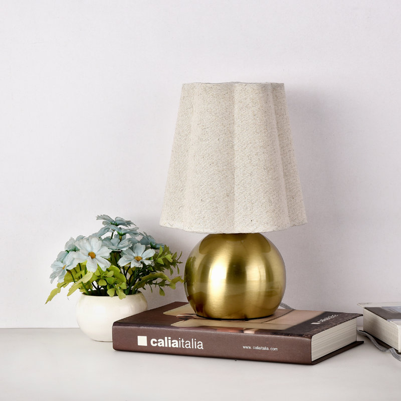 Petite lampe de table avec base en laiton doré et abat-jour en lin festonné