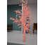 Arbre blanc avec lumières DEL rouges - Taille: L 70 po x l 65 po x H 120 po.