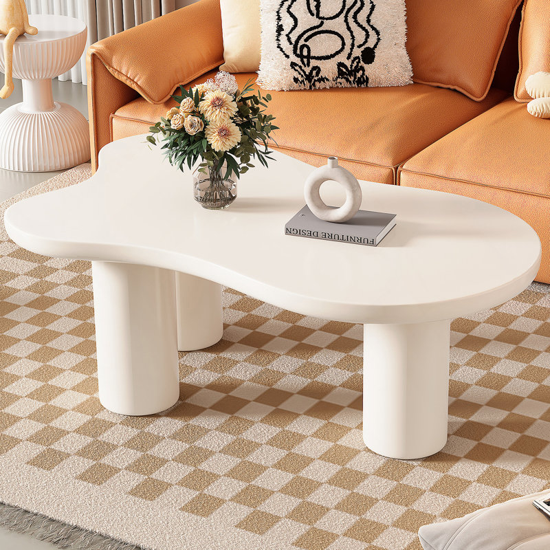 Table basse de 44 po x 25,9 po à assemblage facile avec plateau de 1,5 po d'épaisseur, table de bout irrégulière de style crème avec 3 pieds robustes, table centrale élégante avec bord rond pour le salon