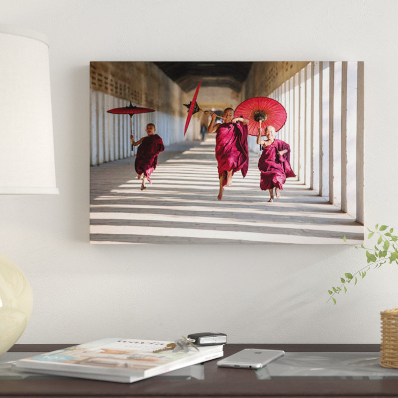 « three monks running, birmanie » par matteo colombo, impression sur toile, H 18 po x l 26 po x P 1,5 po, Toile tendue