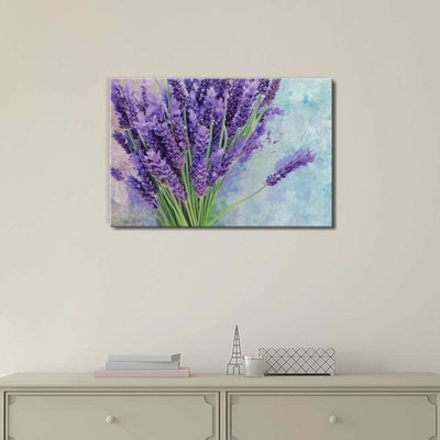 Bouquet de fleurs mauves reposant sur une aquarelle
